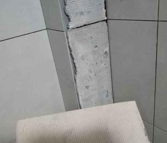 永福瓷砖空鼓维修公司分享下厨房瓷砖脱落的补救措施。